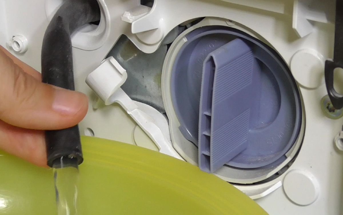 Ablassschlauch bei einer Waschmaschine