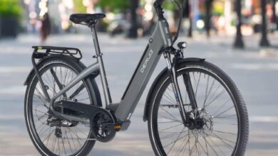 Deruiz Quartz 2025 City E-Bike in urbaner Umgebung mit Bokeh-Hintergrund