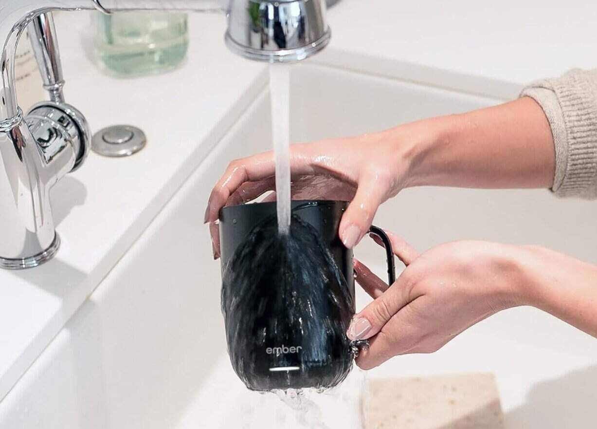 Ember Smart Mug wird unter fließendem Wasser gereinigt