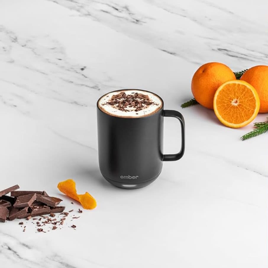 Ember Smart Mug mit Heißgetränk auf Marmortisch