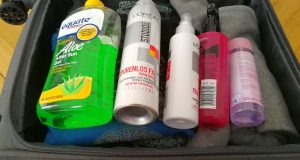 Handgepäck-Koffer mit verschiedenen Flüssigkeiten