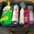 Handgepäck-Koffer mit verschiedenen Flüssigkeiten