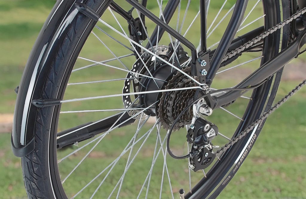 Prophete Entdecker 2.0 Hinterrad-Detail mit 8-Gang Shimano Altus Kettenschaltung, hydraulischer Scheibenbremse und 11-32 Kassette im Test