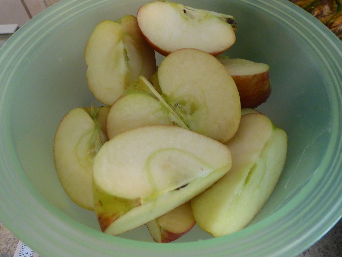 Äpfel vorbereitet für die Saftpresse