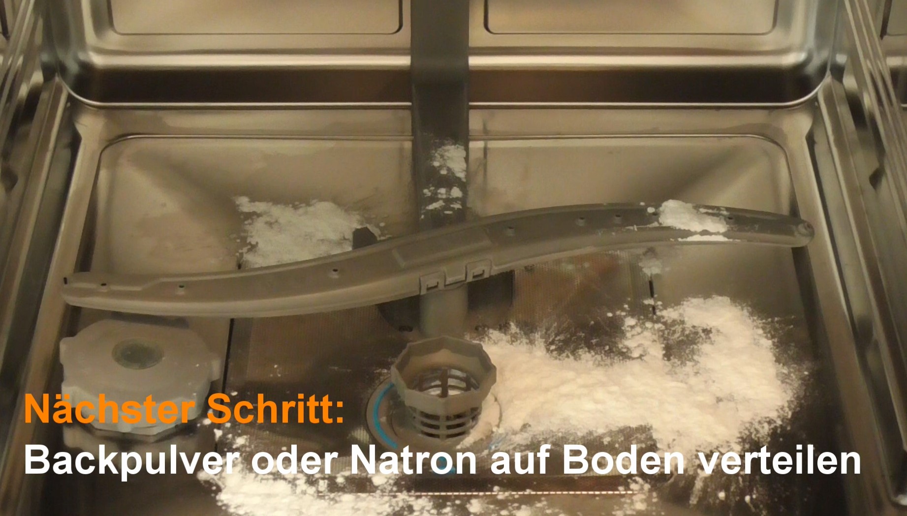 Das Backpulver oder Natron auf dem Boden verteilen