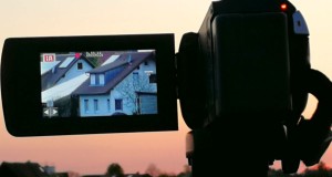 Camcorder beim Filmen eines Sonnenuntergangs