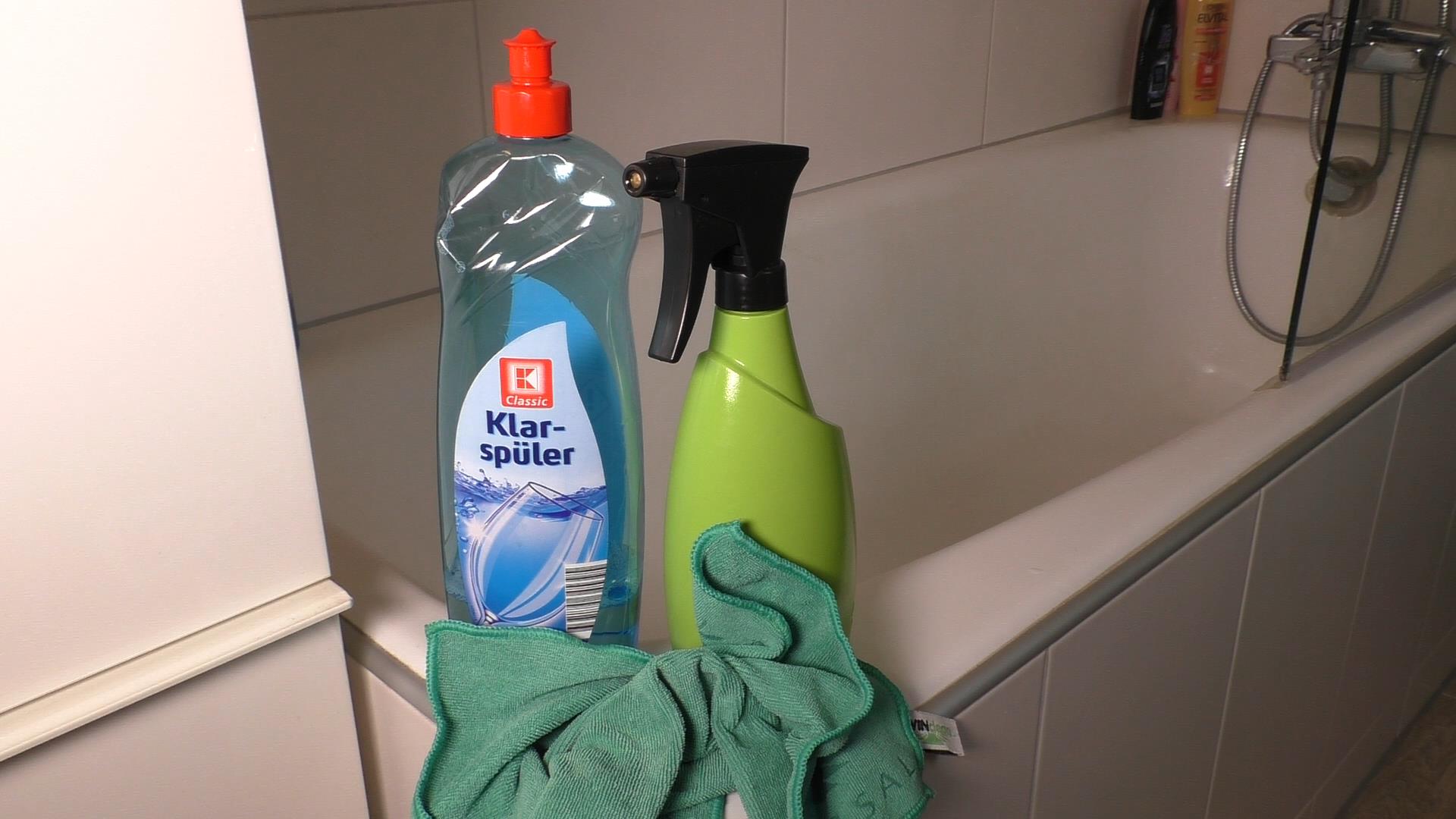 Genialer Trick: Duschkabine mit Klarspüler reinigen - Nie mehr Kalkflecken und Wasserflecken in der Dusche