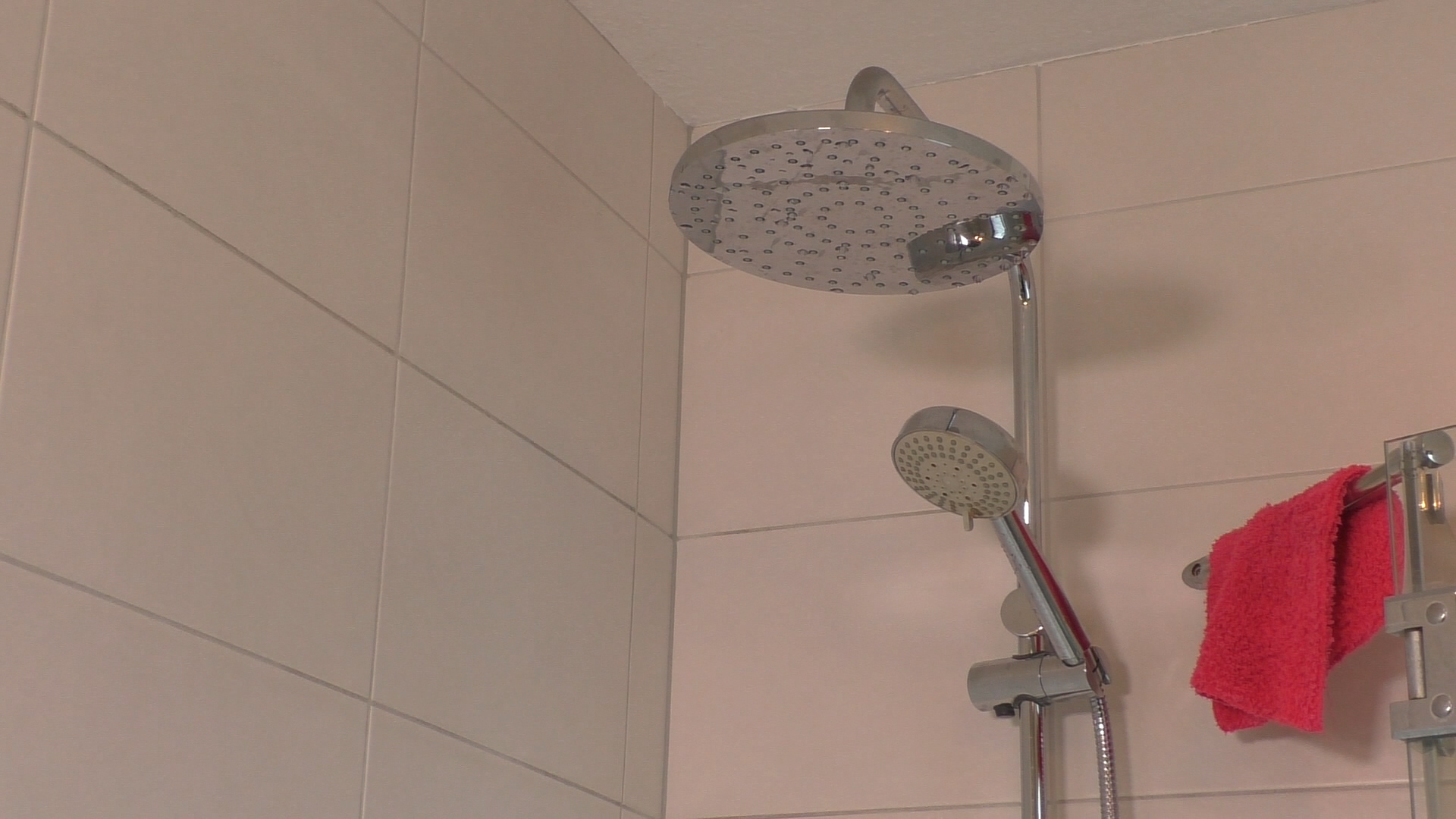 Genialer Trick im Bad: Duschkopf entkalken, reinigen und desinfizieren mit natürlichem Hausmittel