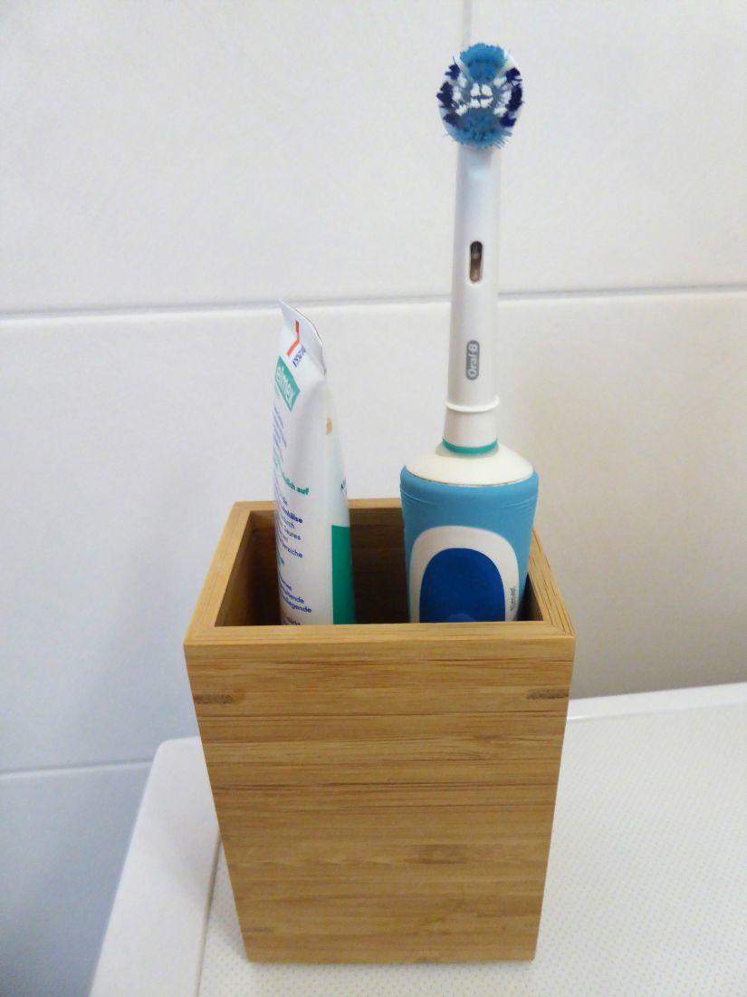 Elektrische Zahnbürste im Bad