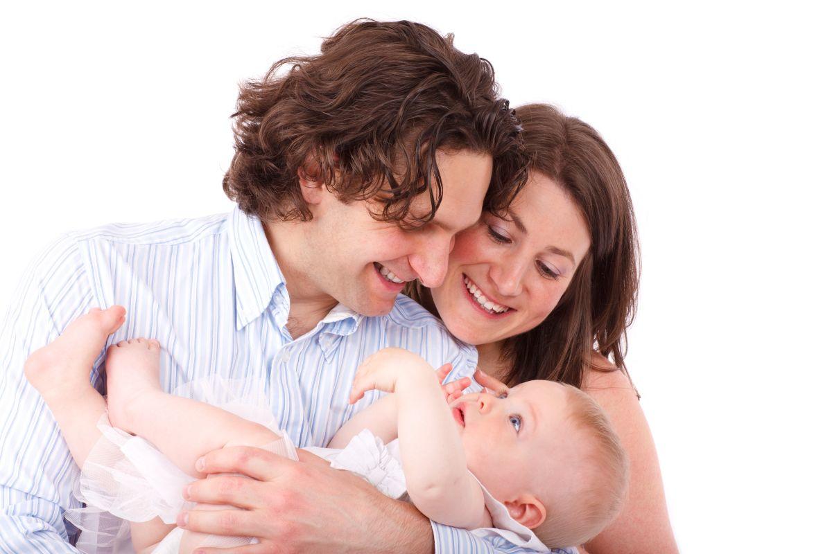 Babys richtig tragen - Tipps beim Kauf einer Babytrage & Tragetuch