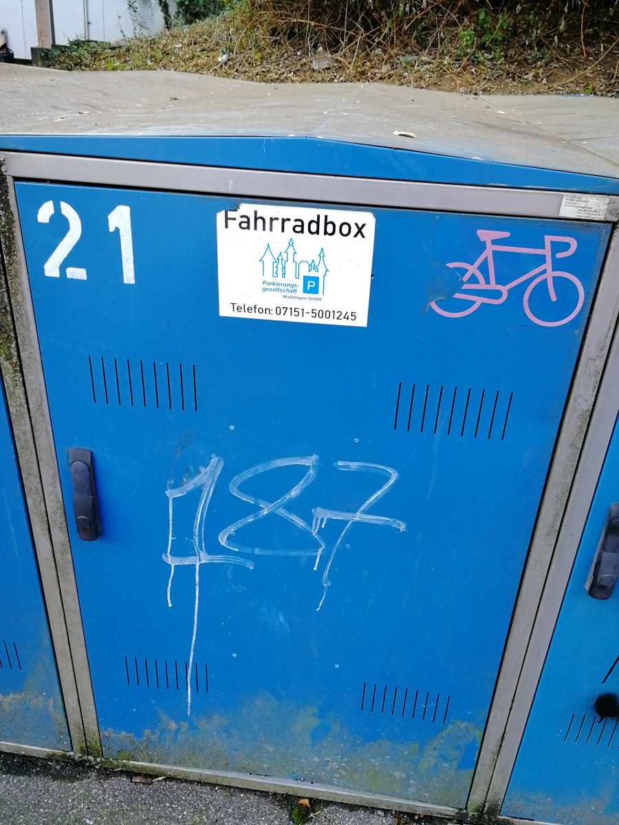 Fahrradboxen an S-Bahn Haltestelle