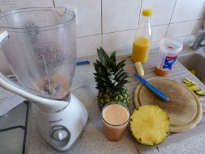 Zubereitung des Früchte-Smoothie im Standmixer