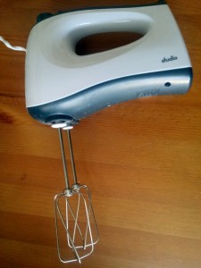 Ein Handmixer mit Schneebesen