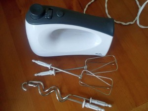 Ein Handmixer mit Aufsätzen