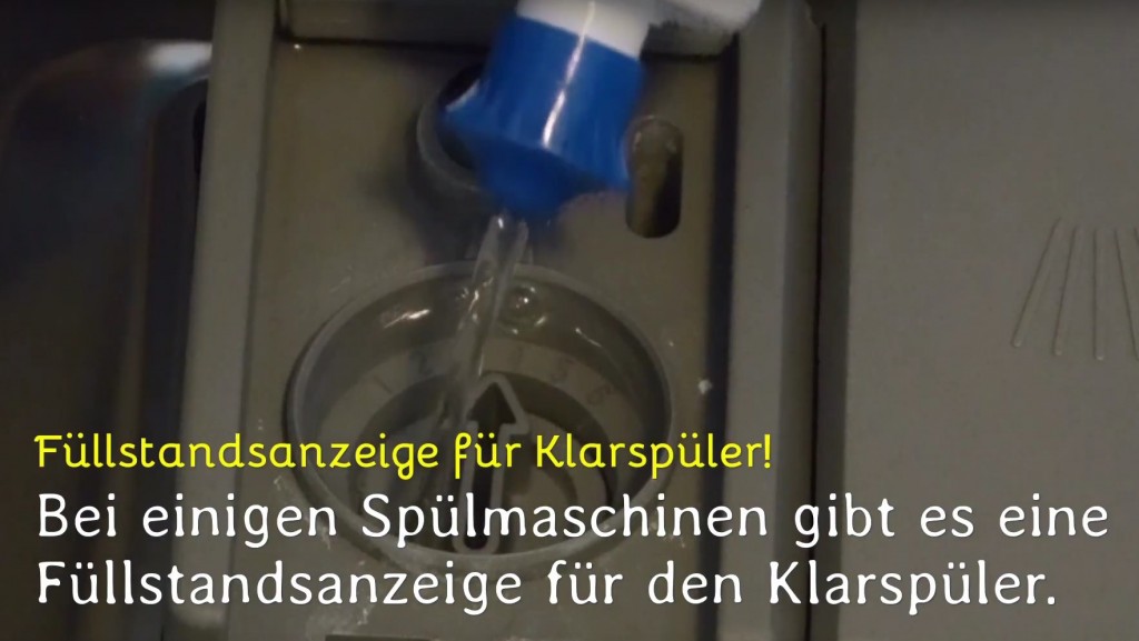 Nun einfach den Klarspüller einfüllen