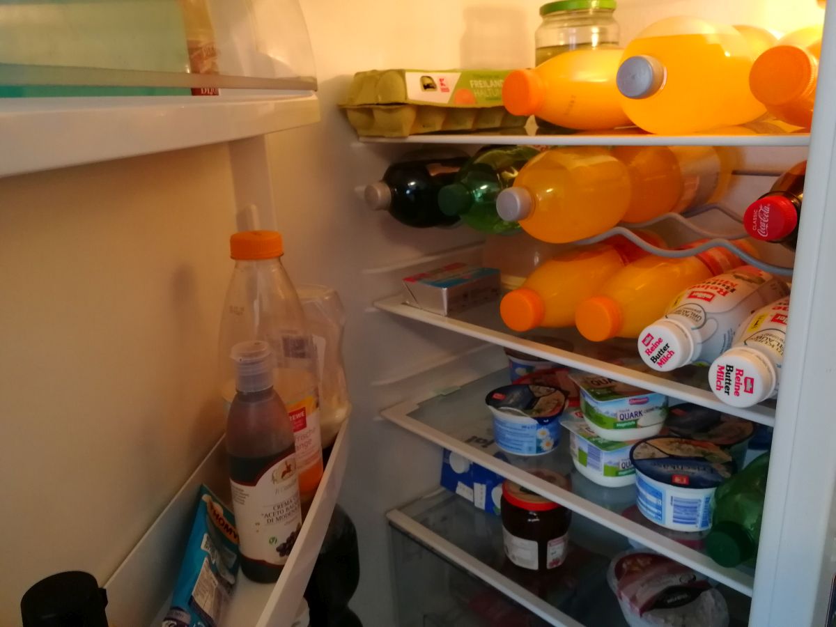 Kühlschrank Innenraum mit Lebensmitteln