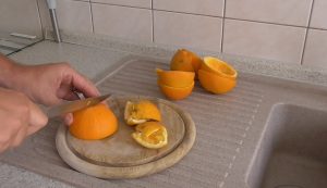 Orangenschalen schneiden
