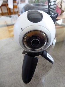 Die Gear 360 mit dem Mini-Tripod