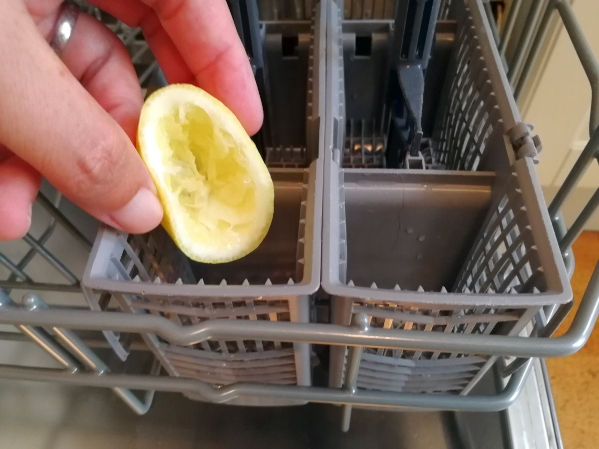 Zitronenschale im Besteckkorb 