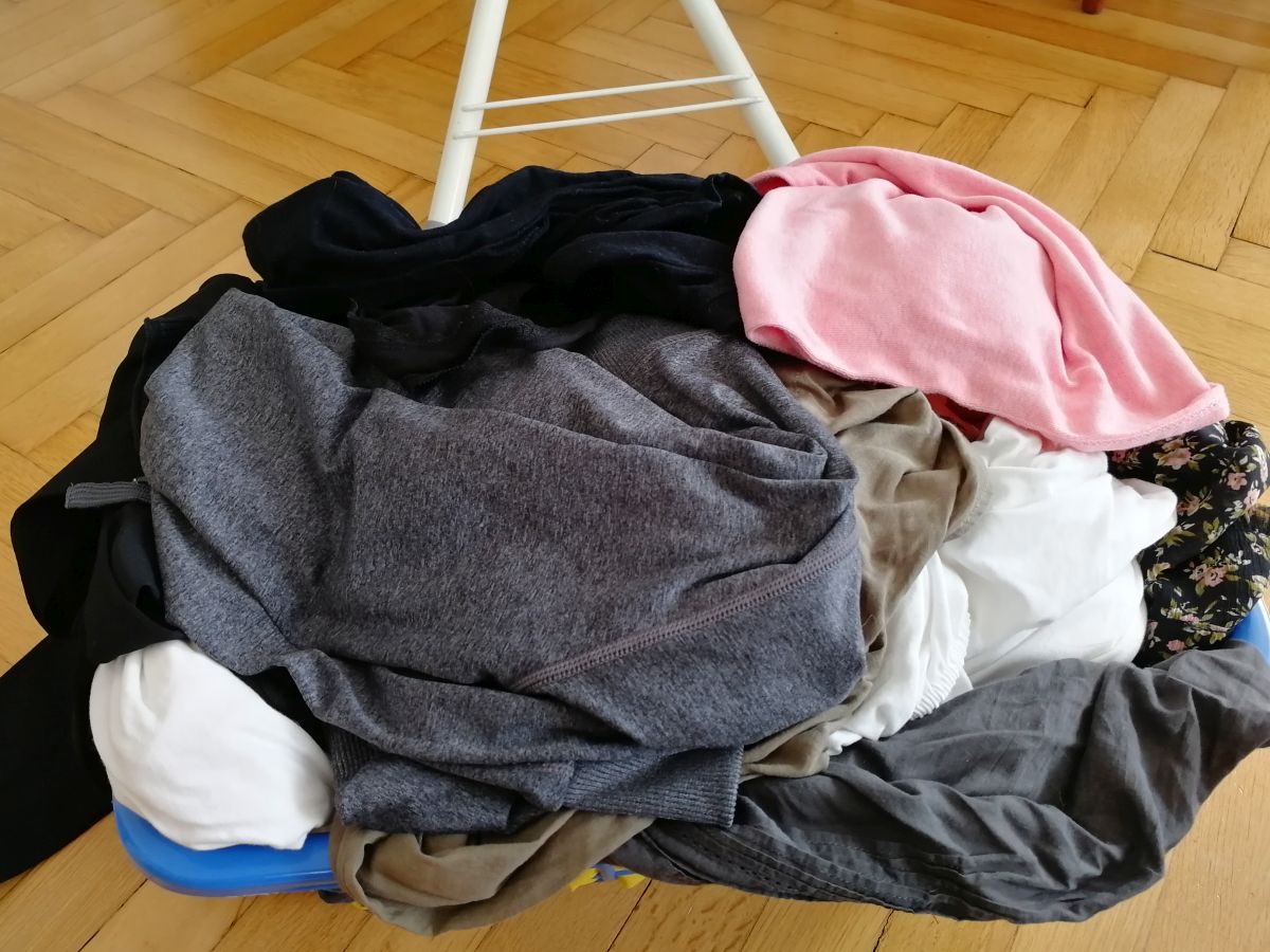 Frisch gewaschene Wäsche in einem Korb, bereit zum Bügeln